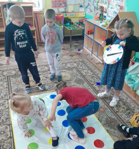 Игра в "Твистер" Игра в "Твистер".